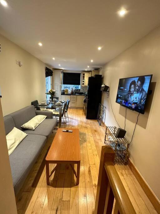 Cozy 2 Bed Flat ! Amazing Bath! Apartamento Londres