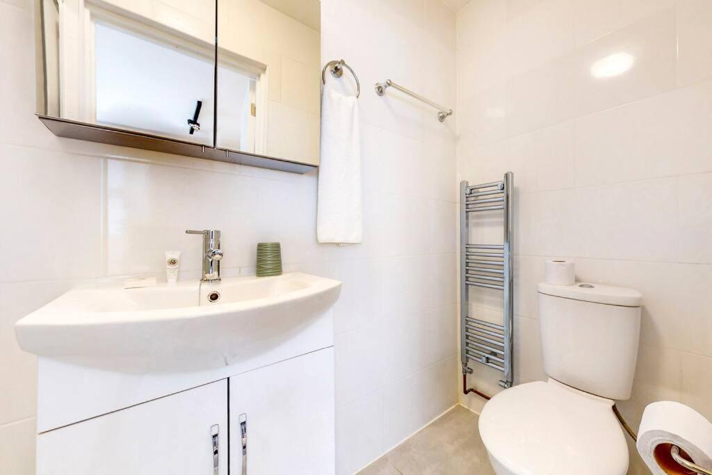 Beautiful Studio In North Madia Vale Appartement Londen
