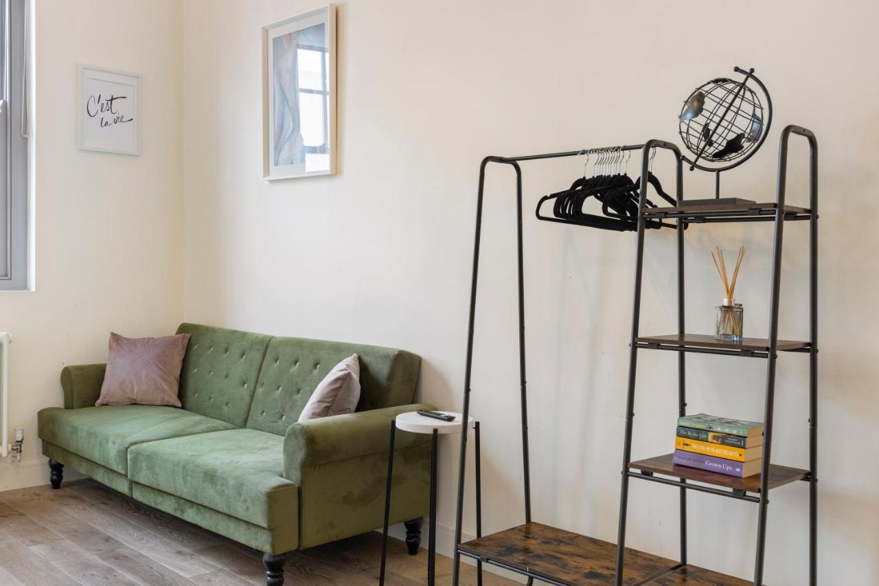 Hamburg Gf1br 1ba By Bus Stop In Acton 8 * London