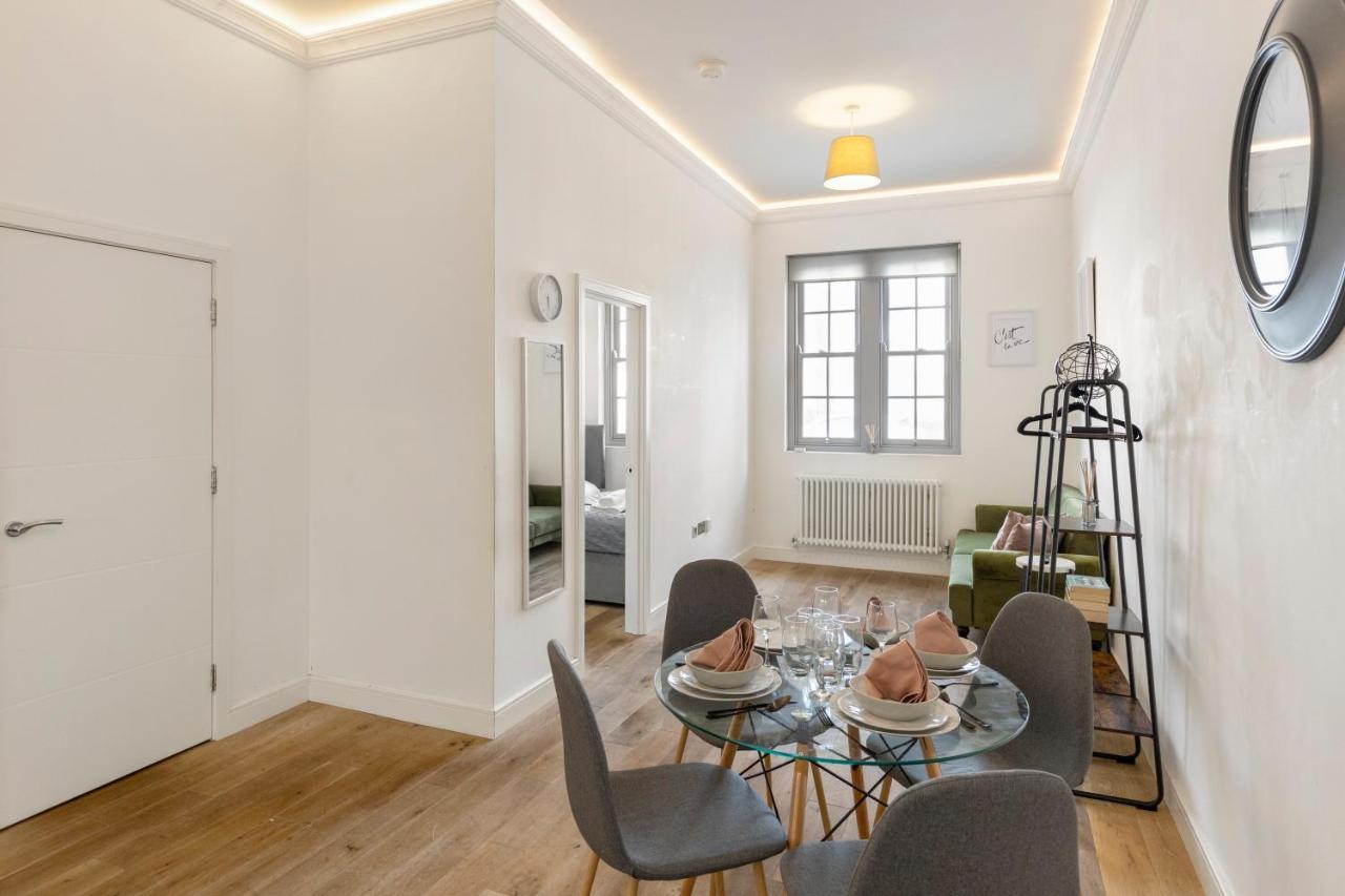 Hamburg Gf1br 1ba By Bus Stop In Acton 8 * London