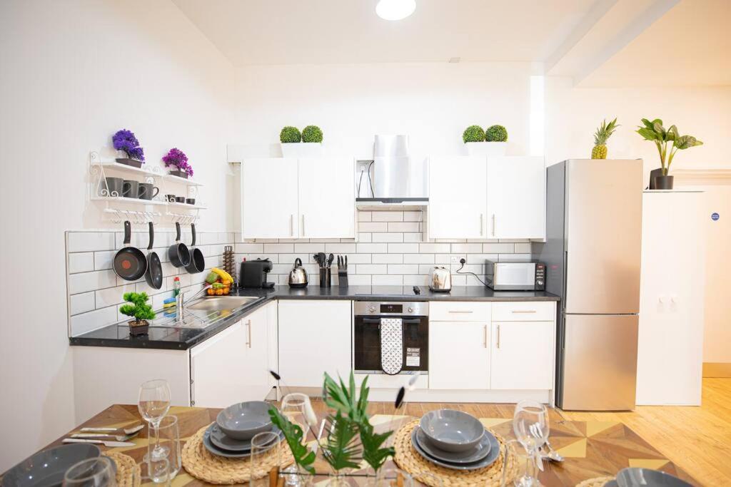 Perfect Location 4bed 2 Bath Spacious Apartment *