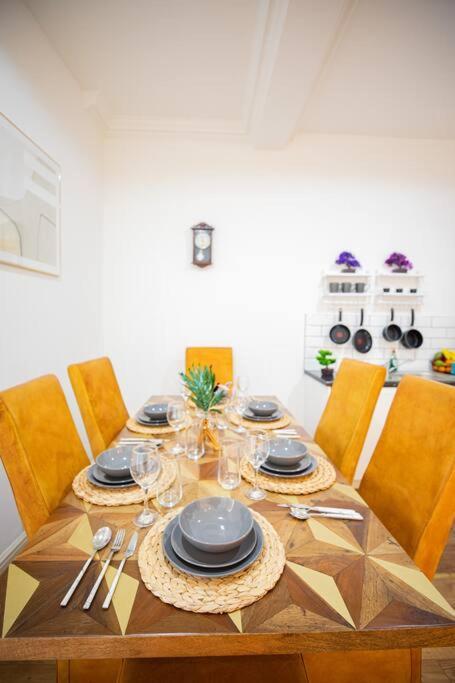 Perfect Location 4bed 2 Bath Spacious Apartment *