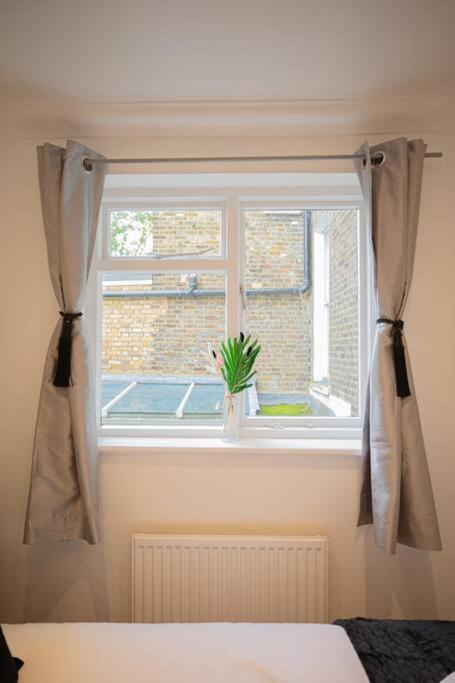 Perfect Location 4bed 2 Bath Spacious