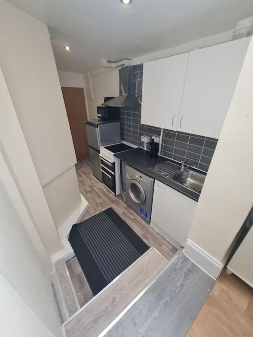 Apartment Spacious One Bedroom *