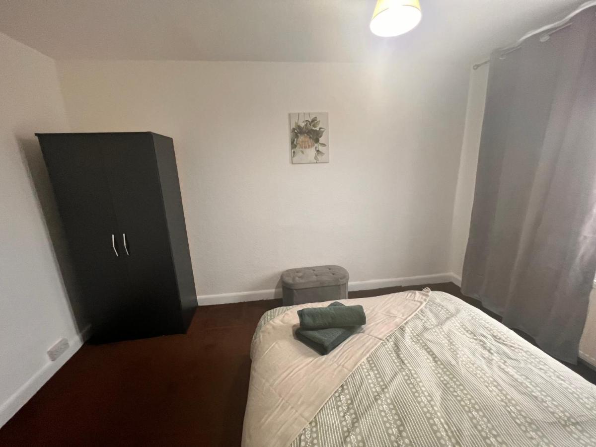 Neasden, Dollis Hill Near Neasden Temple Apartment London