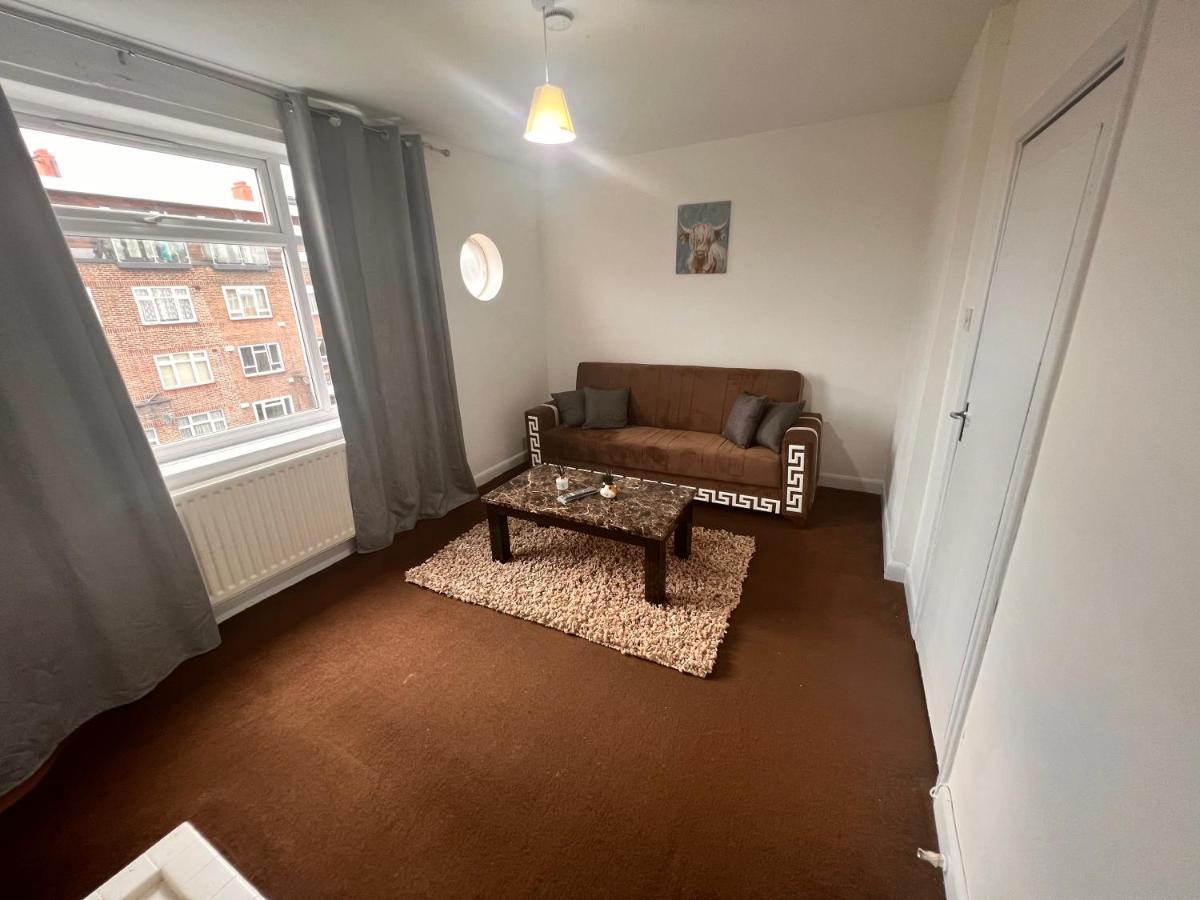 Neasden, Dollis Hill Near Neasden Temple * London