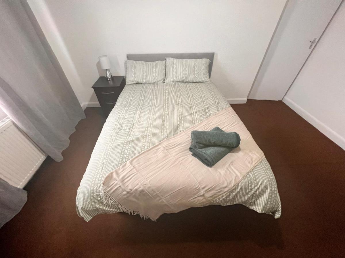 Neasden, Dollis Hill Near Neasden Temple * London