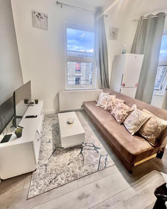 Apartment Flat 3 Battersea Park Rd, 2 Bedroom, 1 Bathroom Flat