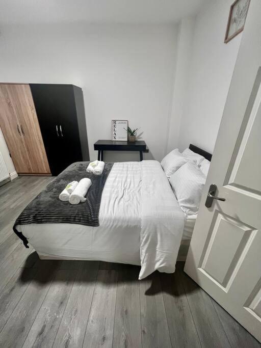 Apartment Flat 3 Battersea Park Rd, 2 Bedroom, 1 Bathroom Flat *