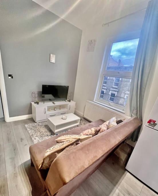 Flat 3 Battersea Park Rd, 2 Bedroom, 1 Bathroom Flat Apartment *