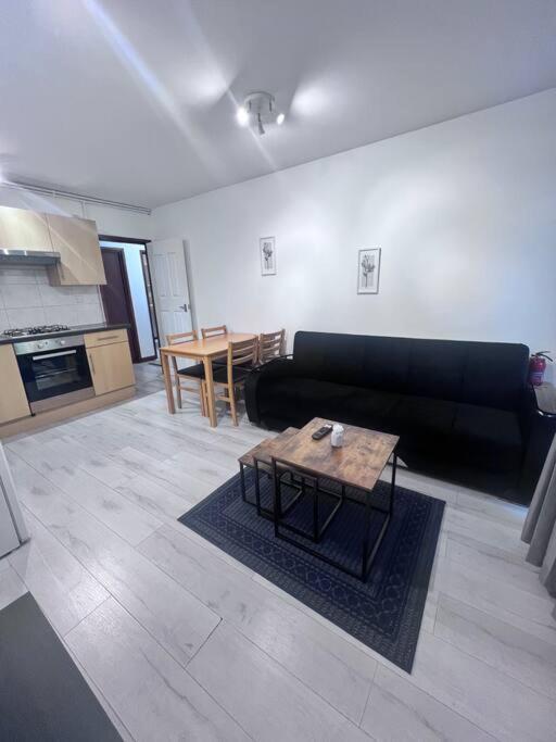Flat 7 Near Westfield Centre, 1 Bedroom, 1 Bathroom Flat Appartement *