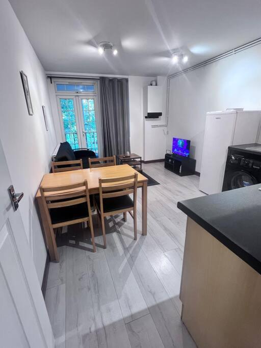 Flat 7 Near Westfield Centre, 1 Bedroom, 1 Bathroom Flat Appartement