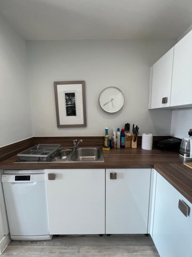 Apartment Cityscape Serenity: 10th Floor Oasis Near City Airport, Excel & 02