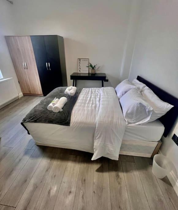 Apartment Flat 3 Battersea Park Rd, 2 Bedroom, 1 Bathroom Flat *