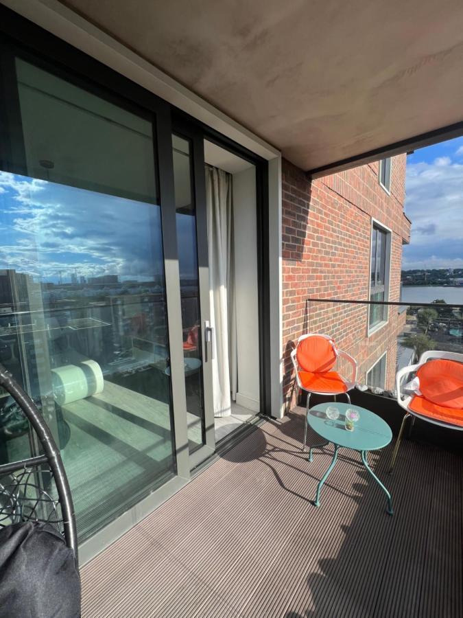 Cityscape Serenity: 10th Floor Oasis Near City Airport, Excel & 02 Apartment