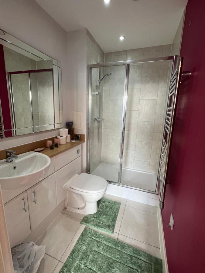 Cityscape Serenity: 10th Floor Oasis Near City Airport, Excel & 02 Apartment