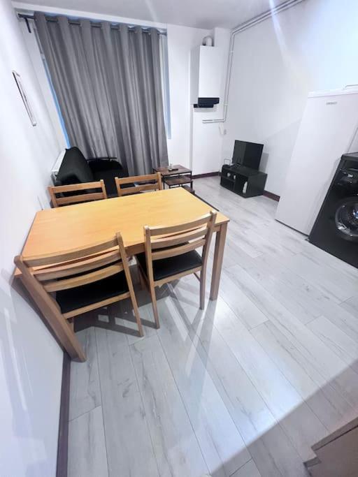Flat 7 Near Westfield Centre, 1 Bedroom, 1 Bathroom Flat Appartement *