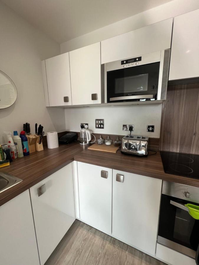 Cityscape Serenity: 10th Floor Oasis Near City Airport, Excel & 02 Apartment London