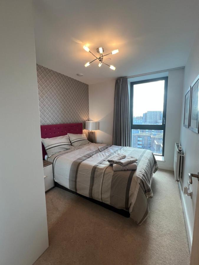 Apartment Cityscape Serenity: 10th Floor Oasis Near City Airport, Excel & 02 *