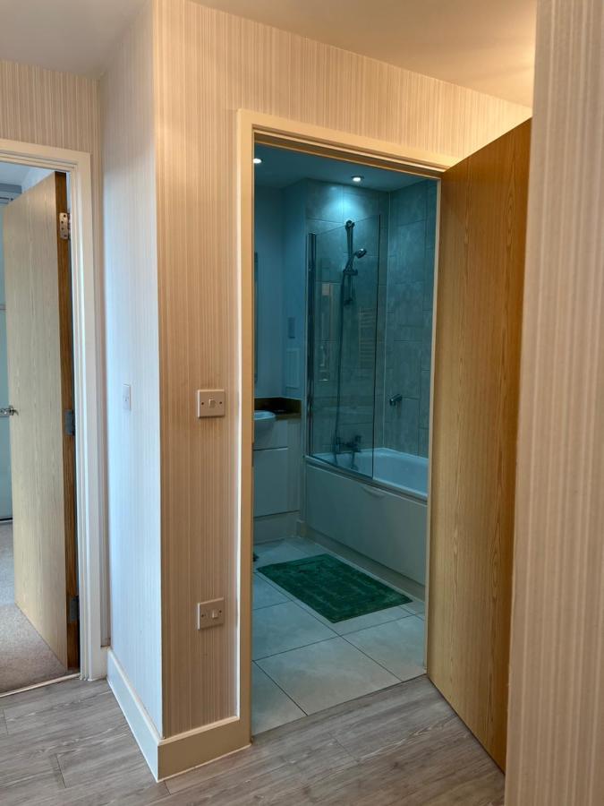 Cityscape Serenity: 10th Floor Oasis Near City Airport, Excel & 02 *