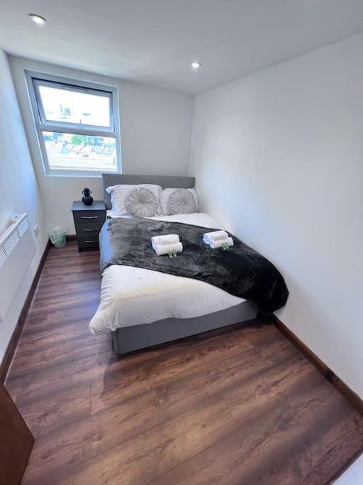 Flat 10 Near Westfield Centre, 1 Bedroom, 1 Bathroom Flat *