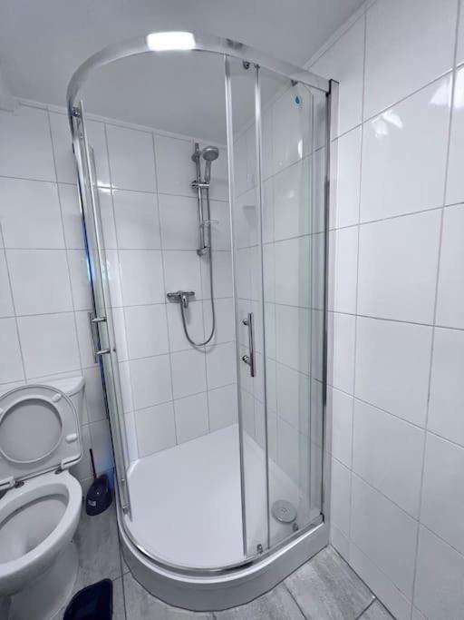 Flat 10 Near Westfield Centre, 1 Bedroom, 1 Bathroom Flat Apartment
