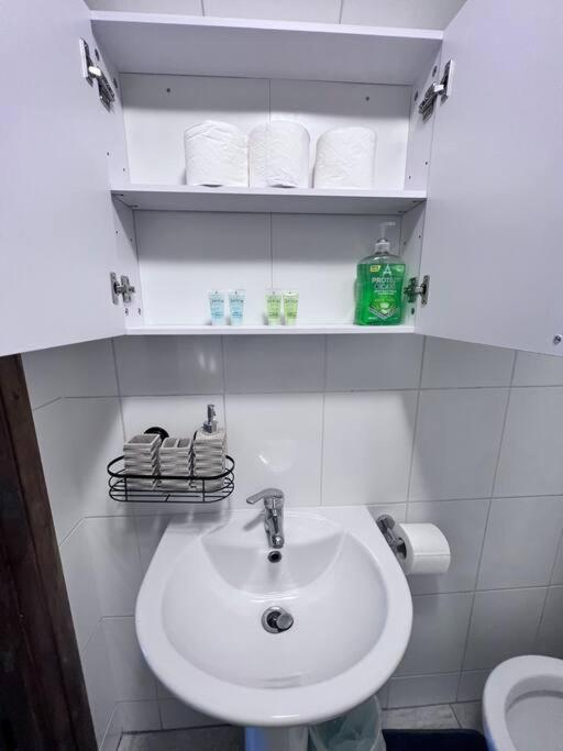 Flat 10 Near Westfield Centre, 1 Bedroom, 1 Bathroom Flat Apartment London