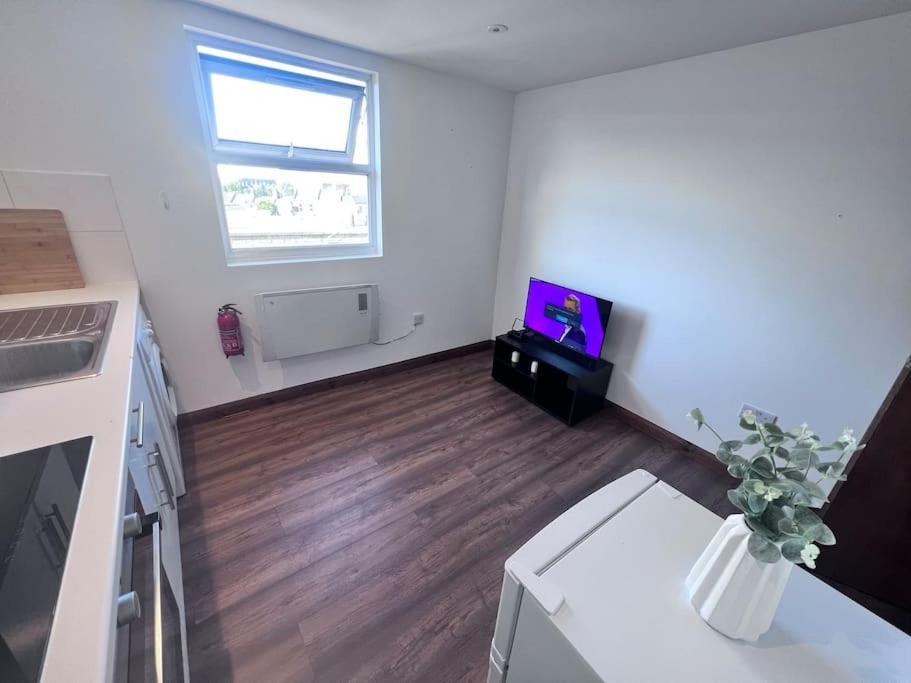 Flat 10 Near Westfield Centre, 1 Bedroom, 1 Bathroom Flat *