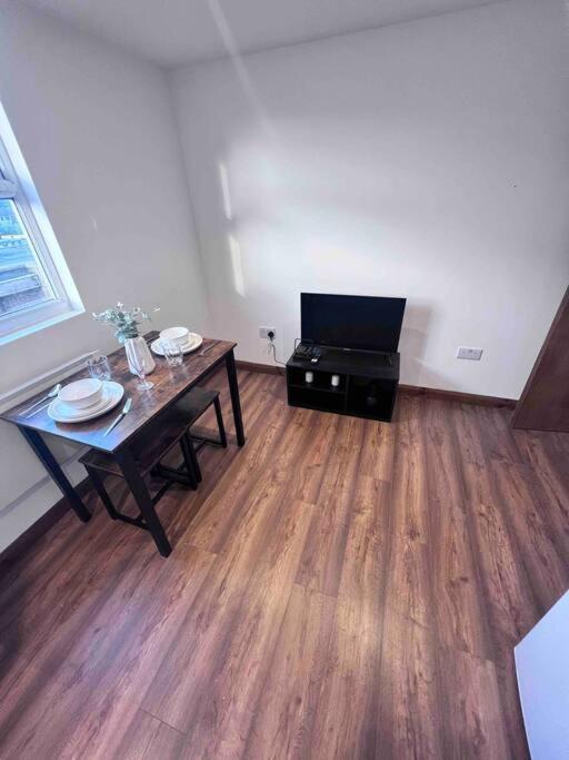 Flat 10 Near Westfield Centre, 1 Bedroom, 1 Bathroom Flat Apartment *