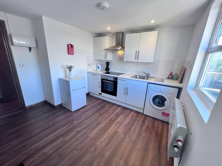 Flat 10 Near Westfield Centre, 1 Bedroom, 1 Bathroom Flat * London