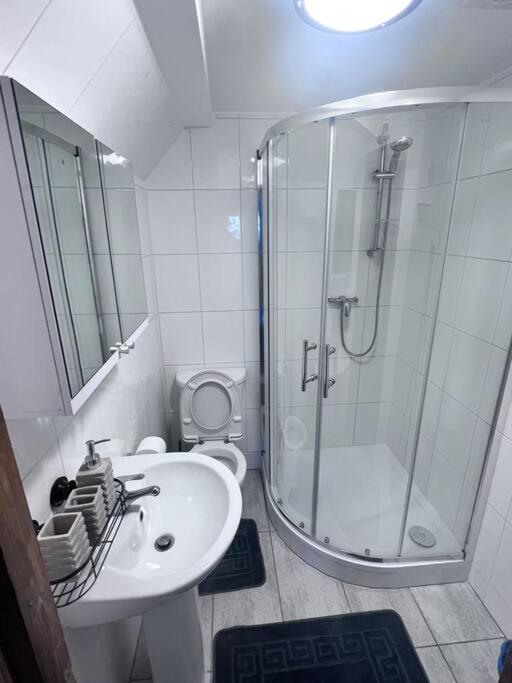 Flat 10 Near Westfield Centre, 1 Bedroom, 1 Bathroom Flat London