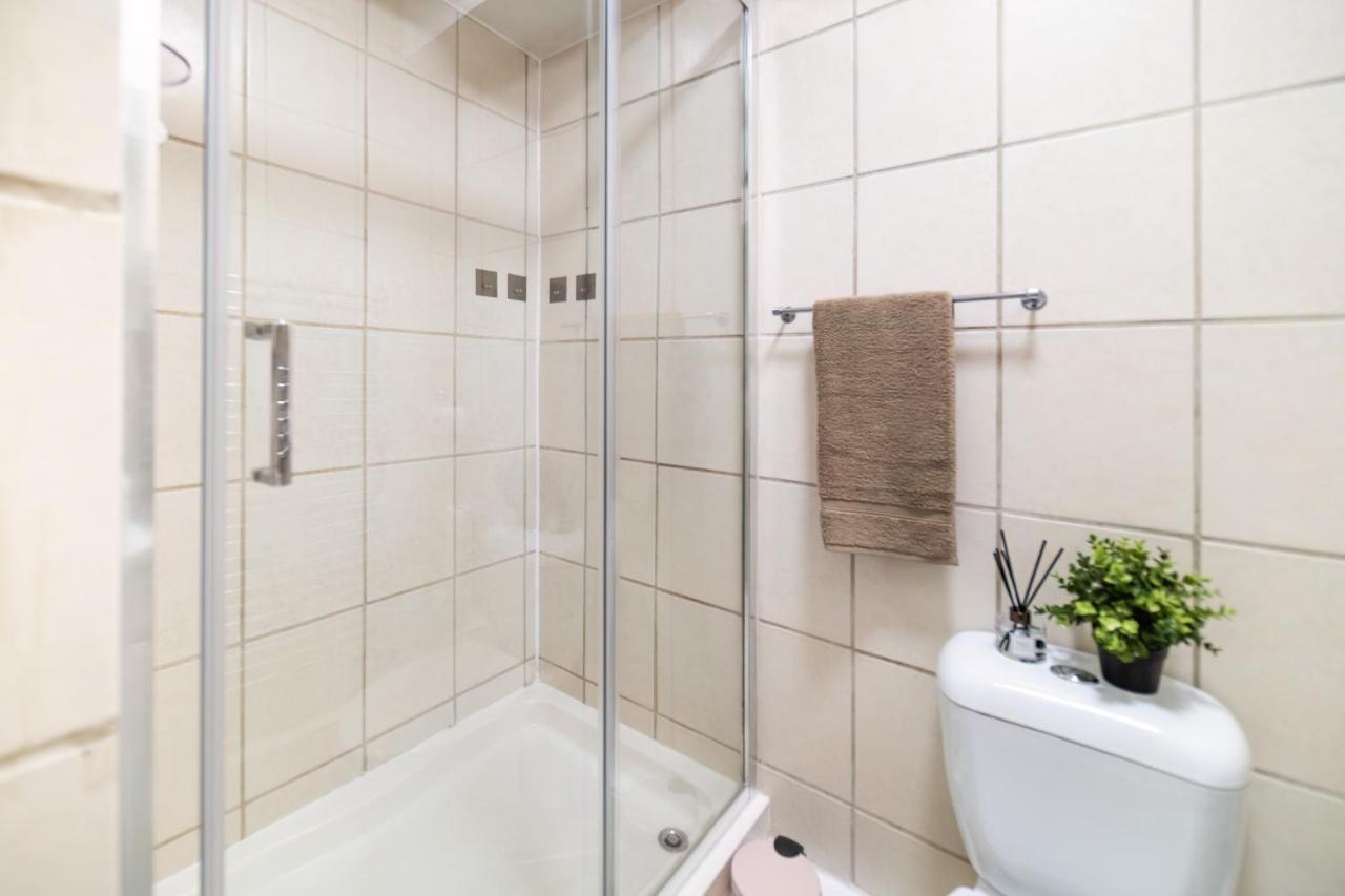 Funky Trendy 3 Bed 3 Bath With Patio In Dalston
