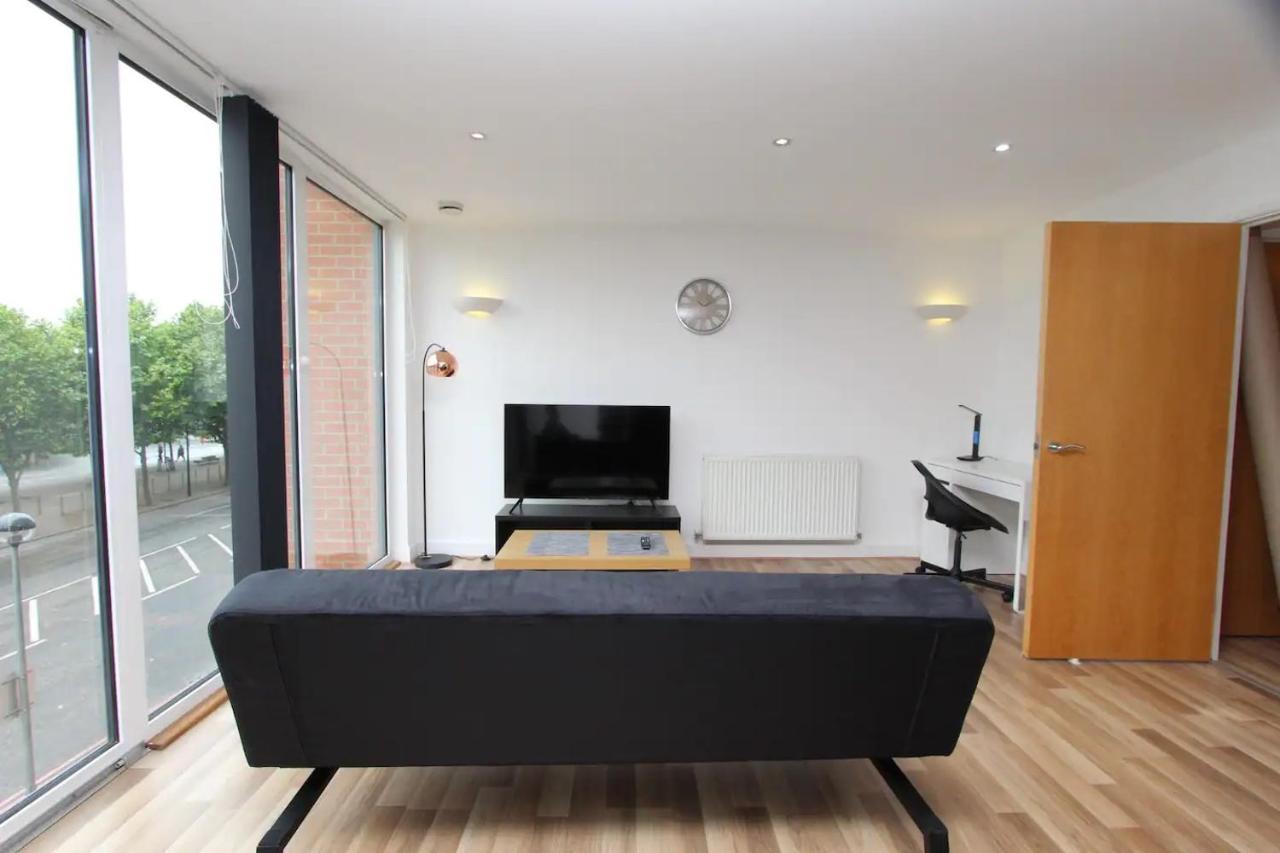 1 Bedroom With Dock Views In E16 Apartamento *