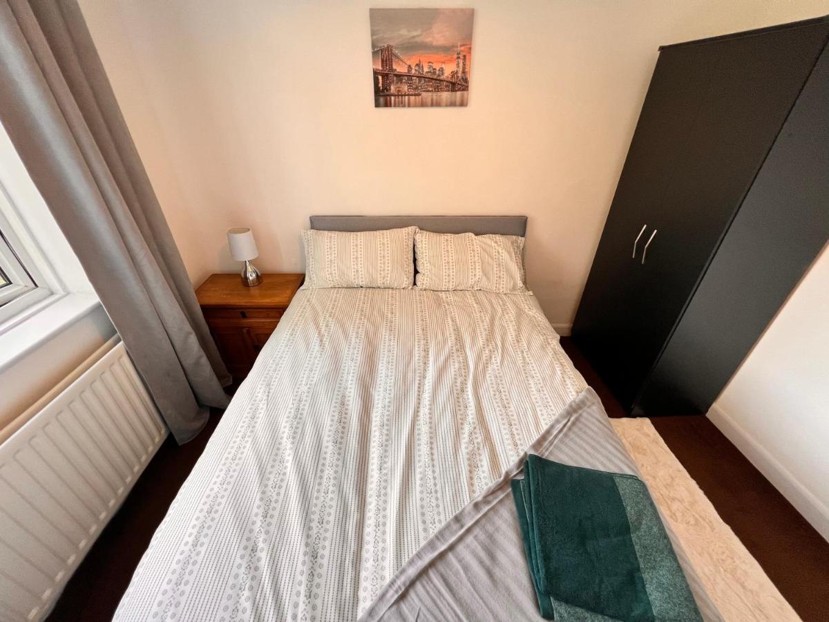 Neasden, Dollis Hill Near Neasden Temple * London