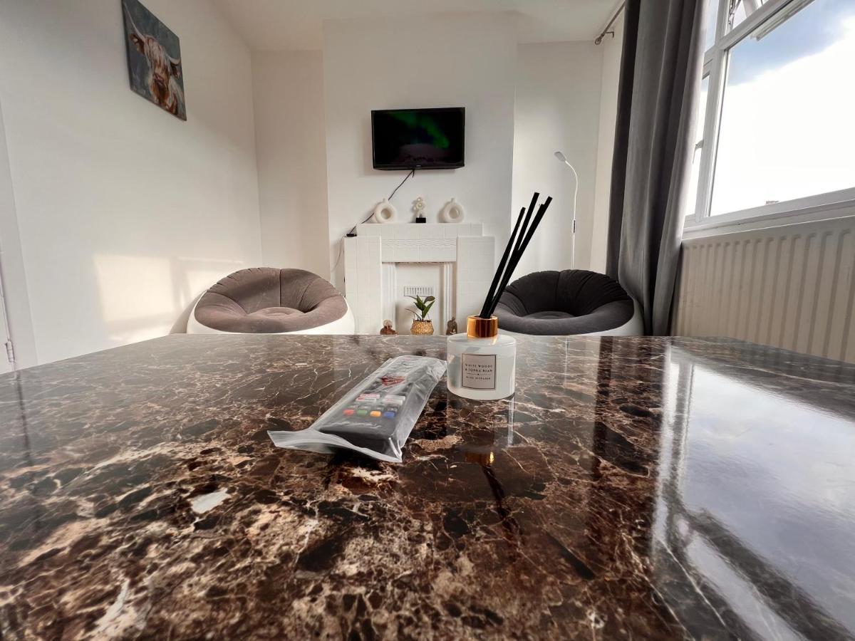 Neasden, Dollis Hill Near Neasden Temple Apartment London