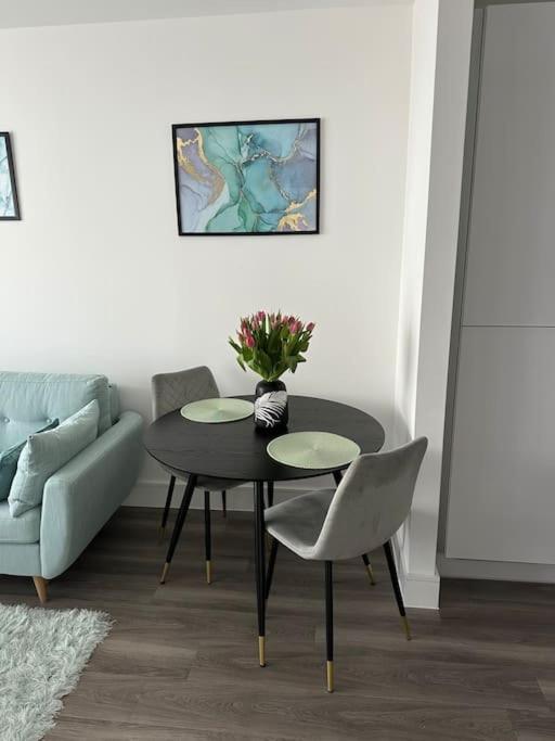 Stunning One-bedroom Apartment- Next To Tube Station- Sleeps 3 Apartamento Londres