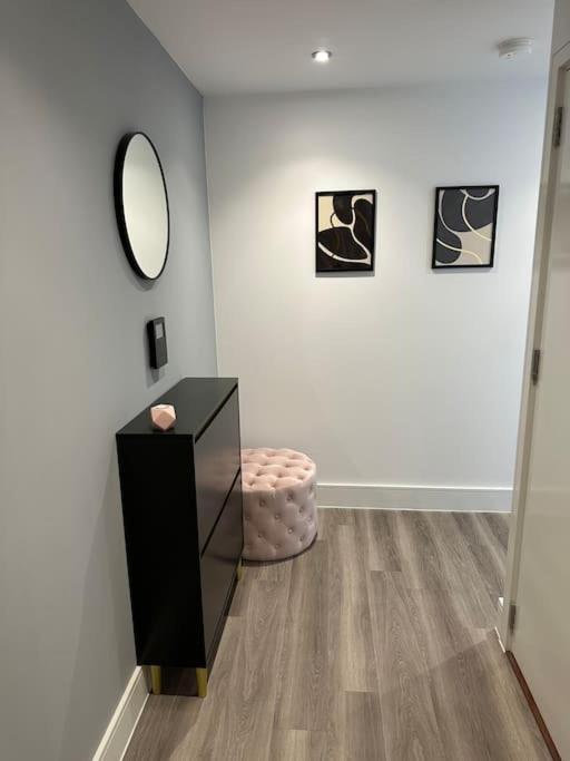 Stunning One-bedroom Apartment- Next To Tube Station- Sleeps 3 Apartamento Londres