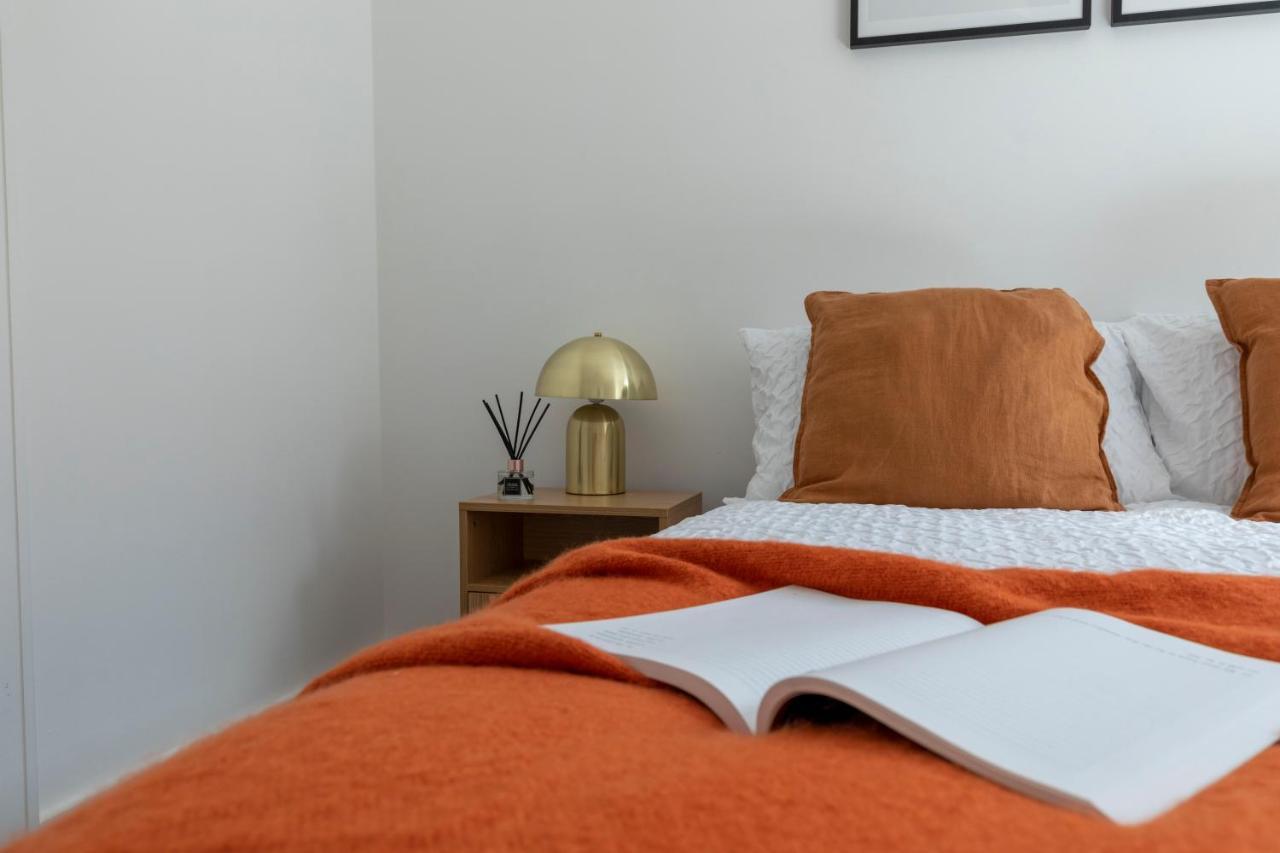 Modern Luxe Just 10 Mins From Tower Bridge! Easy Access To Tube And Bus Apartment London