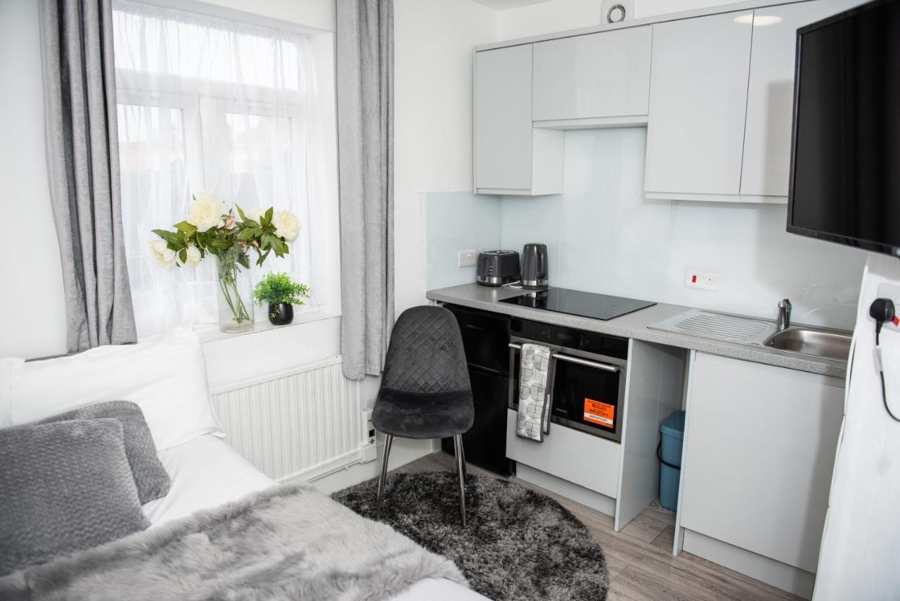 Small But Cozy Studio, Great Tube Connection