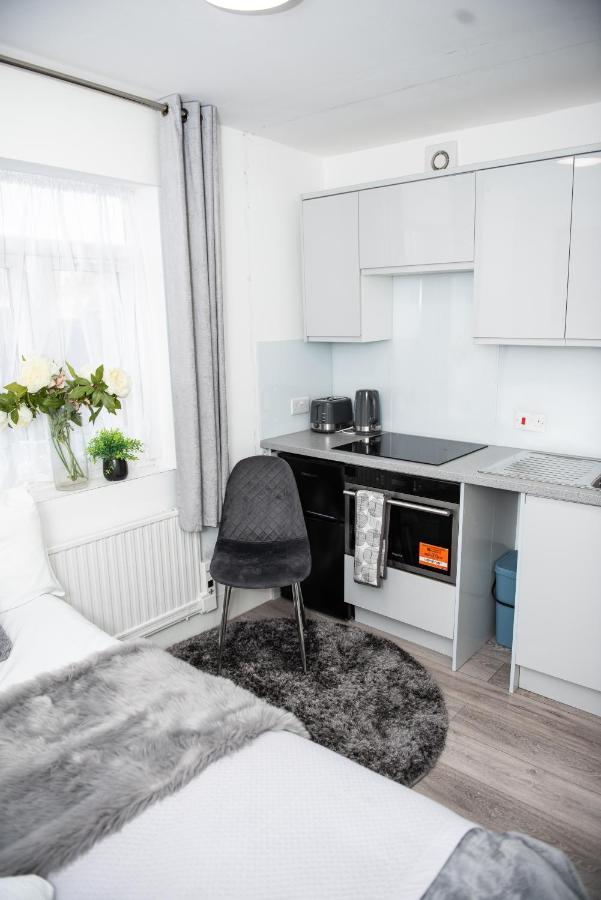 Small But Cozy Studio, Great Tube Connection