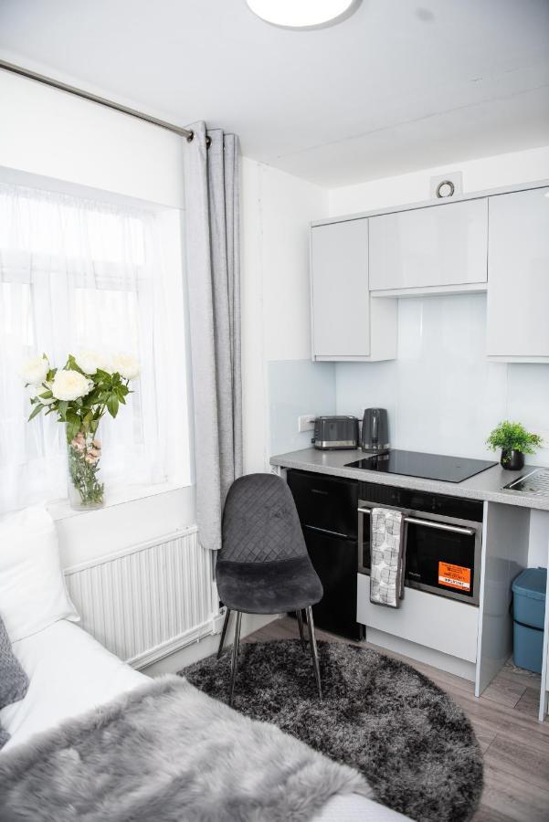 Small But Cozy Studio, Great Tube Connection