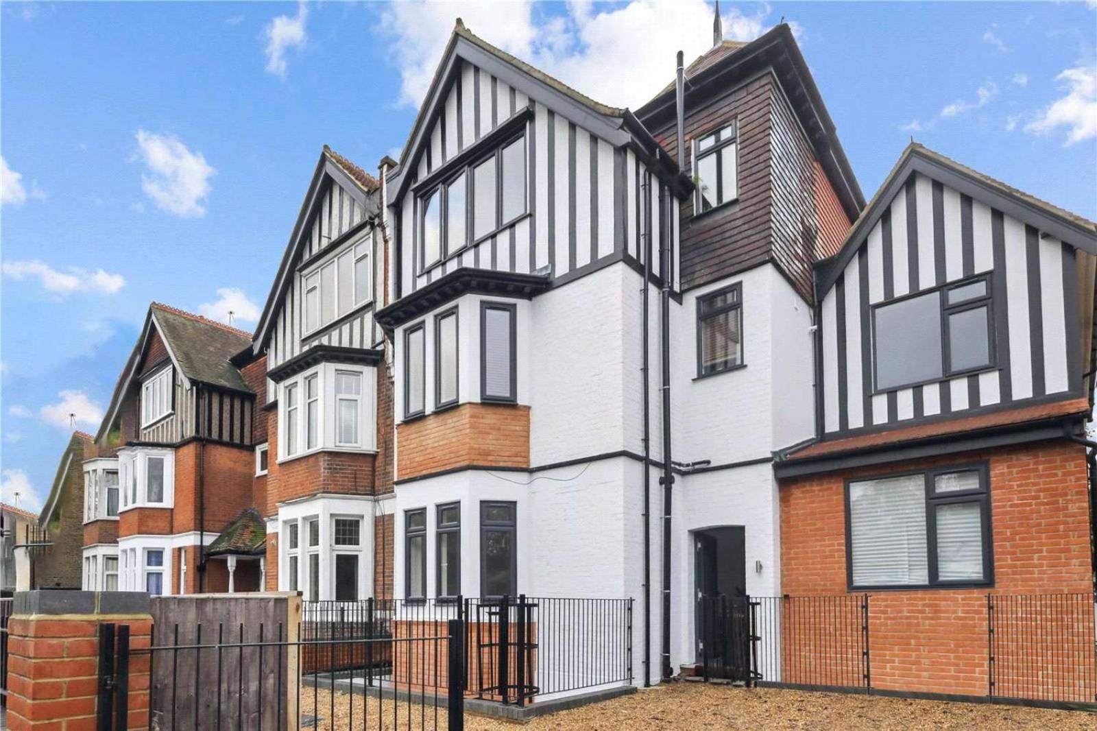 Apartment Lovely 1-bedroom Flat With Patio *