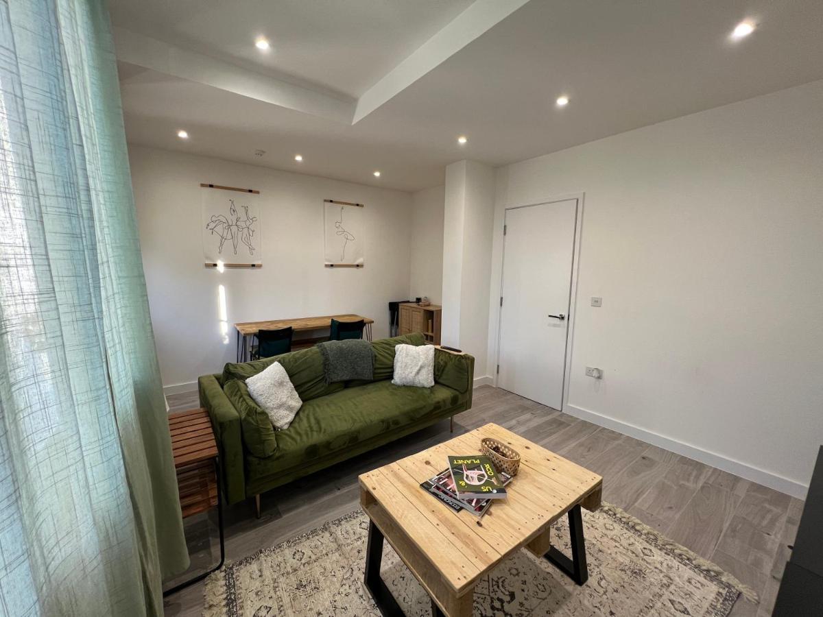 Lovely 1-bedroom Flat With Patio Apartment London