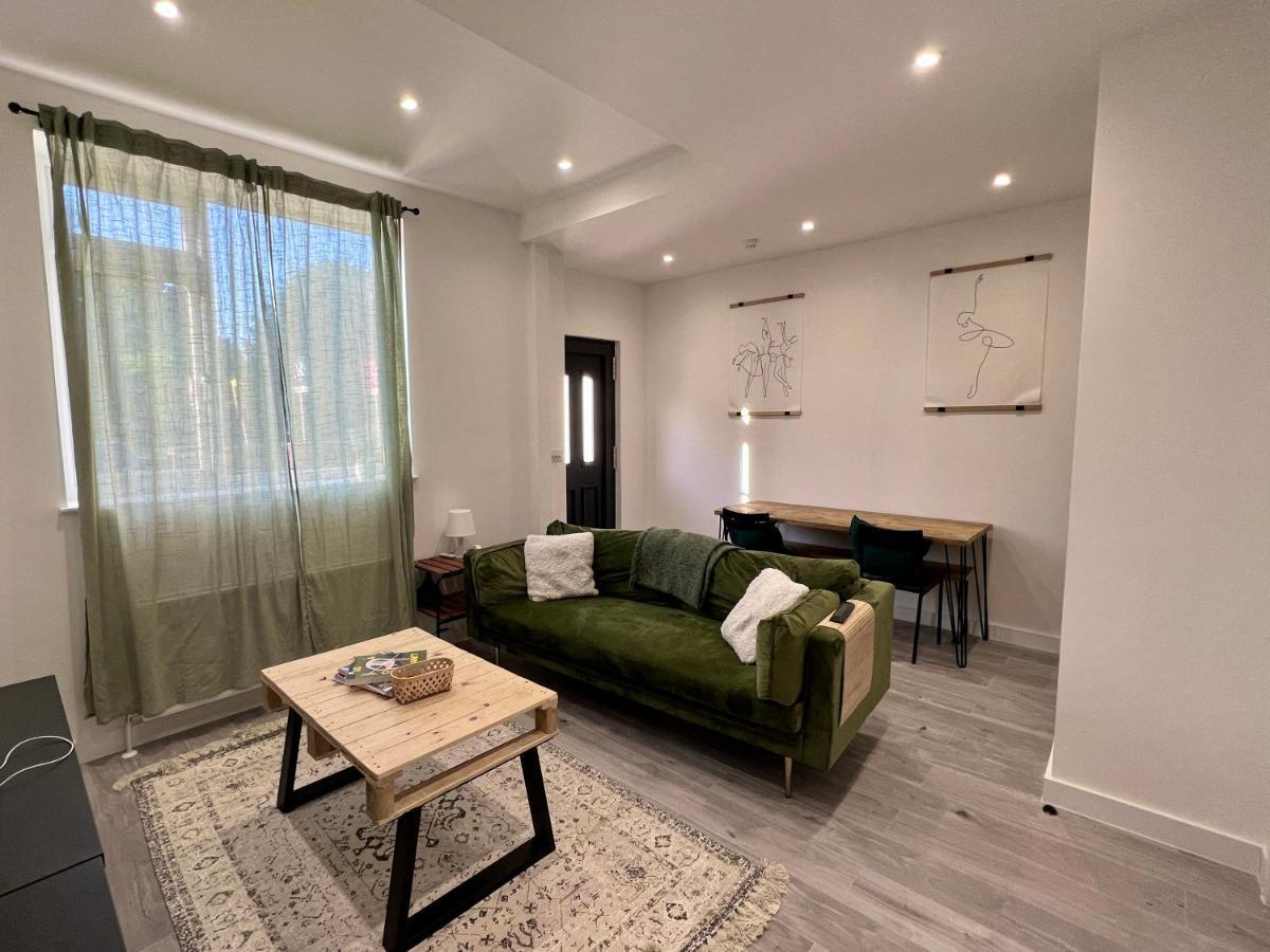 Lovely 1-bedroom Flat With Patio Apartment London