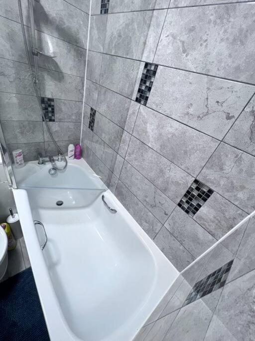 Flat 7 Fulham, 2 Bedroom, 1 Bathroom Flat