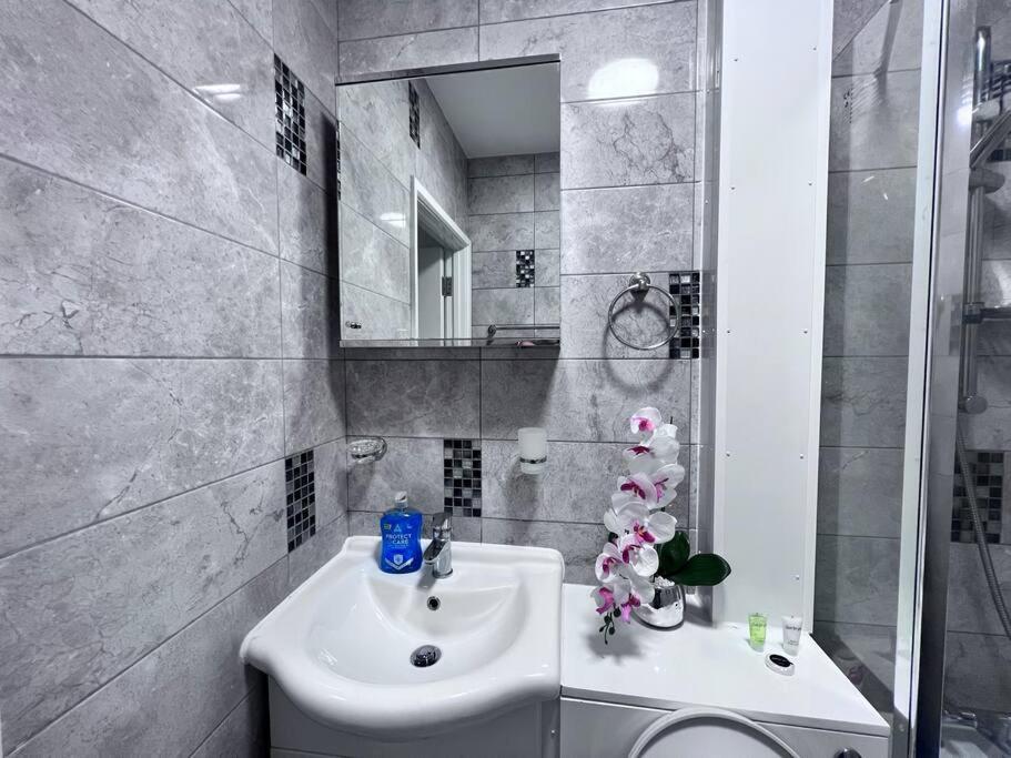 Flat 7 Fulham, 2 Bedroom, 1 Bathroom Flat