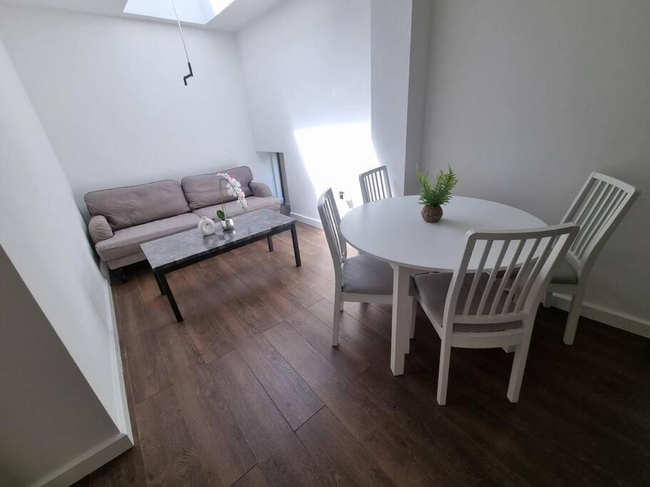 Flat 7 Fulham, 2 Bedroom, 1 Bathroom Flat Appartement *