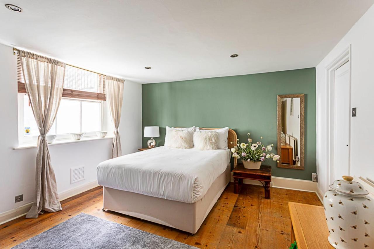 Style Three Bedroom House * Londres