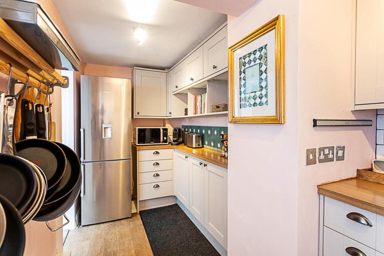 Style Three Bedroom House Apartment *