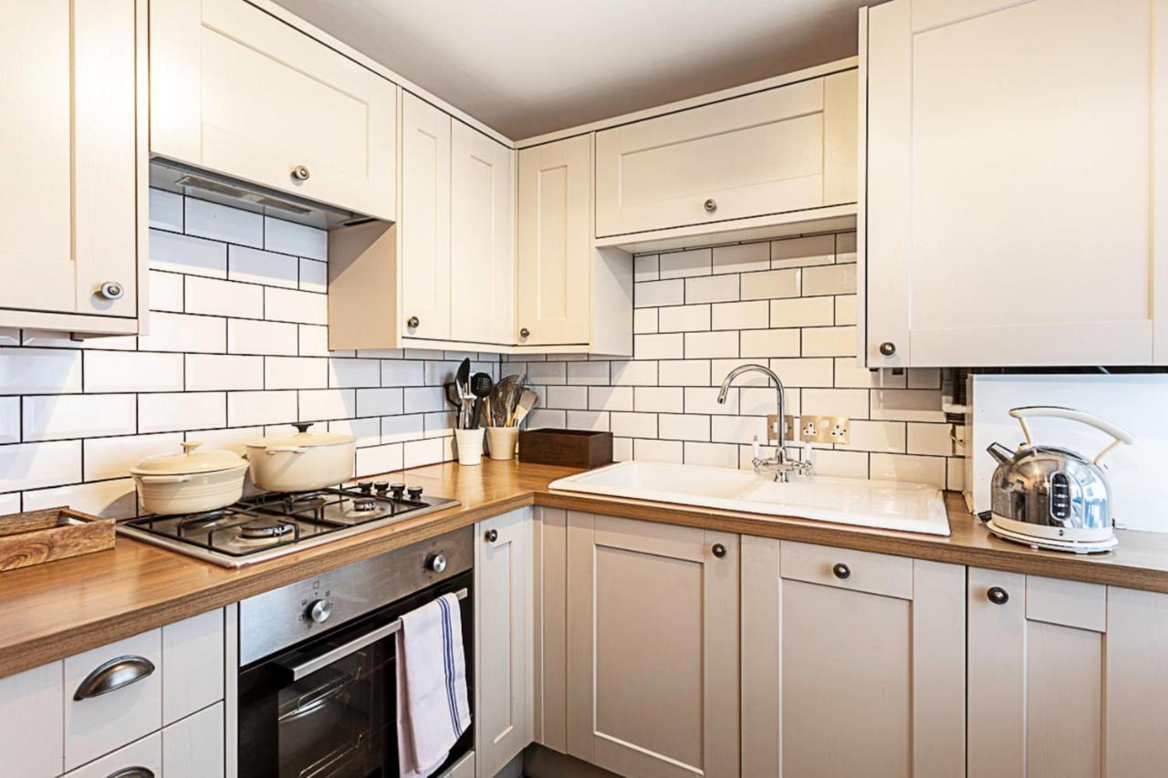 Style Three Bedroom House Londres